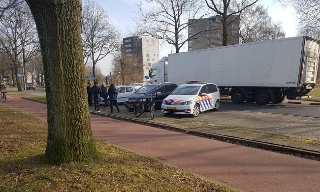 Personenautos botsen op Maria in Campislaan