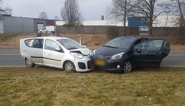 Botsing tussen drie autos op Fokkerstraat