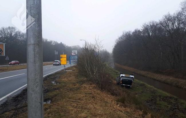 Auto belandt ondersteboven naast de Haarweg