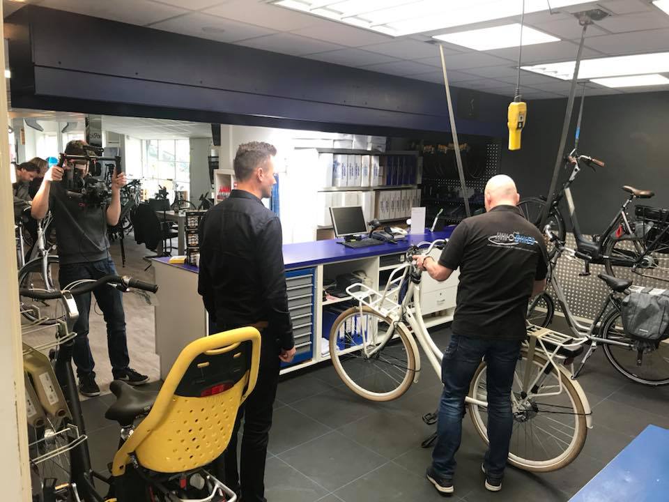 Filmploeg ANWB bij Innobikes Assen