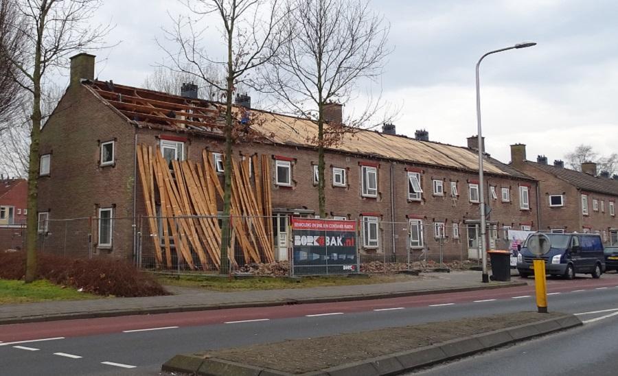 Sloper verwijdert dakplanken van woningen Thorbeckelaan