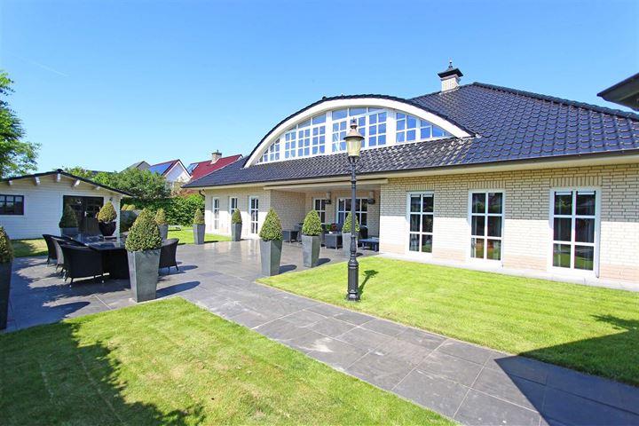 Te koop in Assen: Luxueuze villa met eigen oprijlaan met hekwerk 