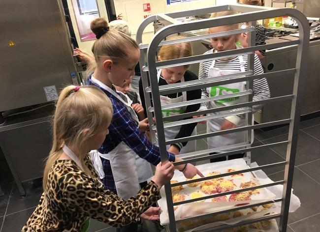 Kinderen bakken glutenvrij in het WZA