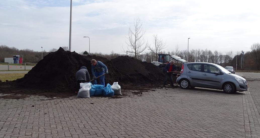 Gratis compost in Assen door landelijk compostdag (Video)