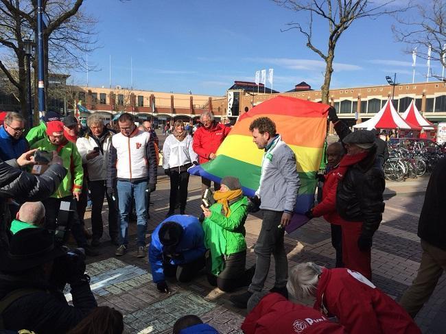 Asser politici kleuren regenboog zebrapad (Video)