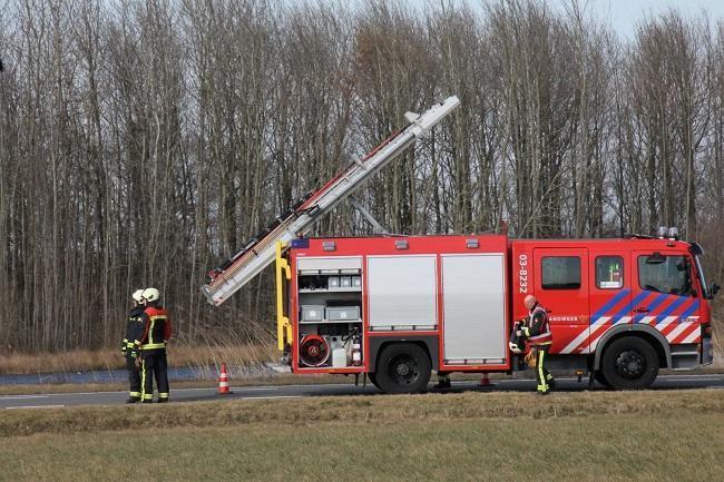 Code geel voor kans op windstoten: verkeersbord Peelo bezwijkt