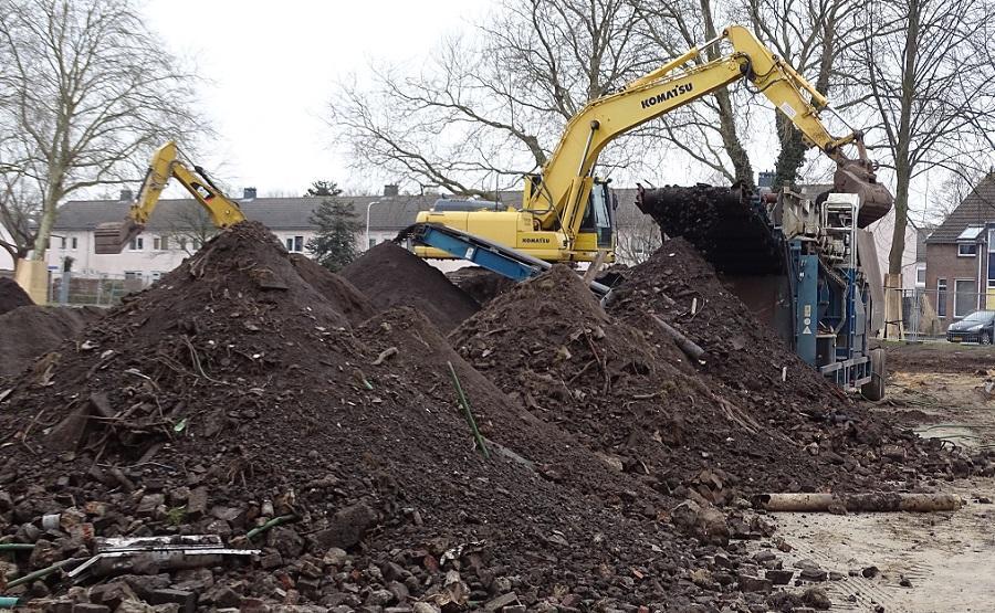 Slopers zeven grond na slopen van Rabenhauptstraat-flats (Video)