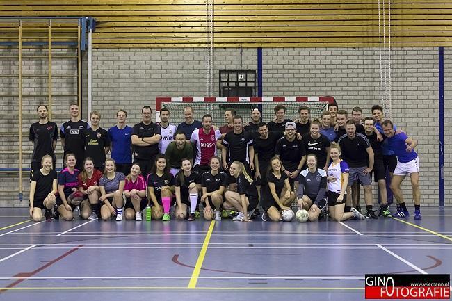 Teambuilding tijdens zaalvoetbaltoernooi voor medewerkers DNK