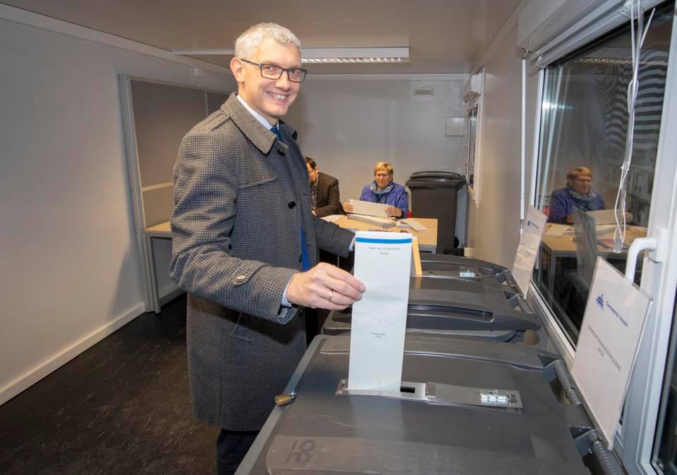 Burgemeester Marco Out brengt als eerste in Assen zijn stem uit