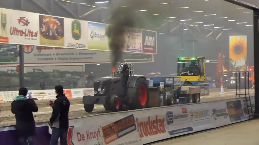 Rokende motoren tijdens Tractorpulling Indoor Assen (Video)