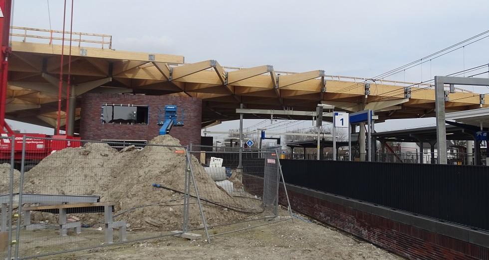 Bouwvakkers werken twee nachten aan dak van station door