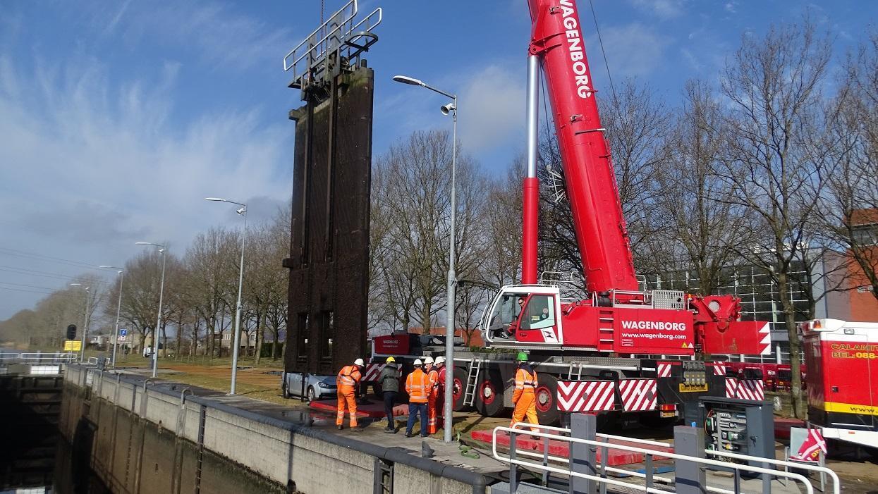 Krakende sluisdeur Peelo gelicht en hersteld