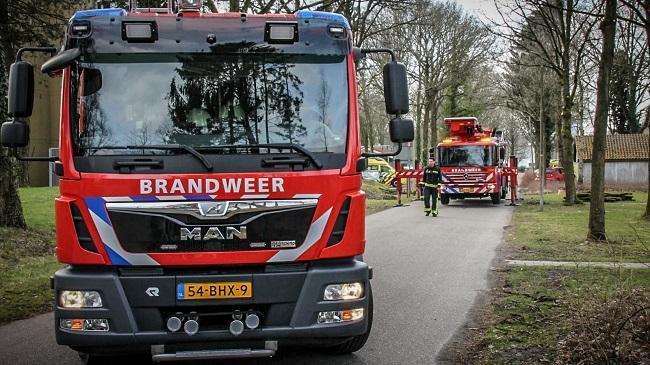 Brandweer assisteert ambulancepersoneel met afhijsing