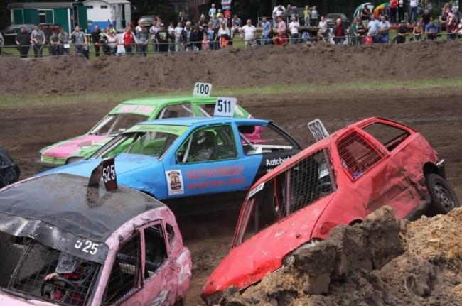 Autocross na twintig jaar terug in Bovensmilde tijdens Oalerwetsfeesie