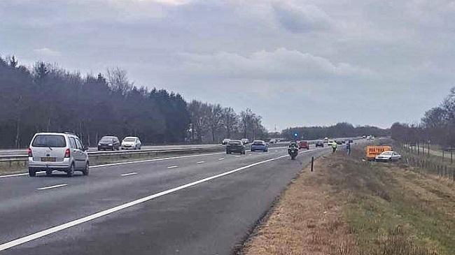 Auto met aanhanger raakt van de A28 bij Hooghalen