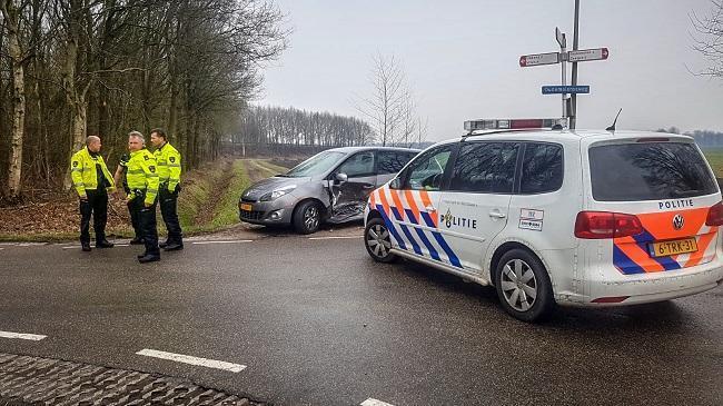 Vader en kind gewond bij aanrijding Ubbena