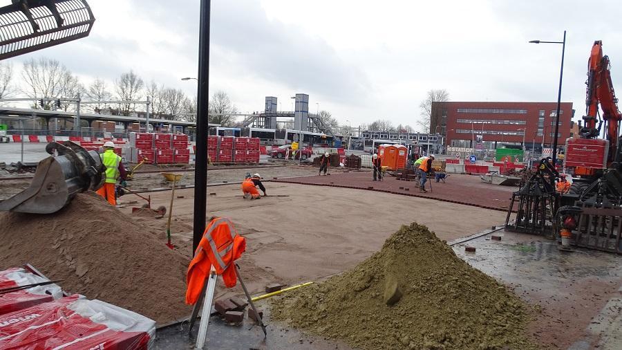 Straatmakers Stationsplein druk bezig