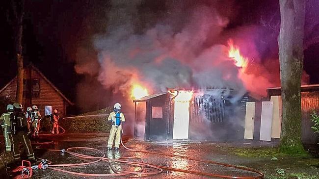 Opslaggebouw in natuurgebied De Vijftig Bunder uitgebrand (Video)