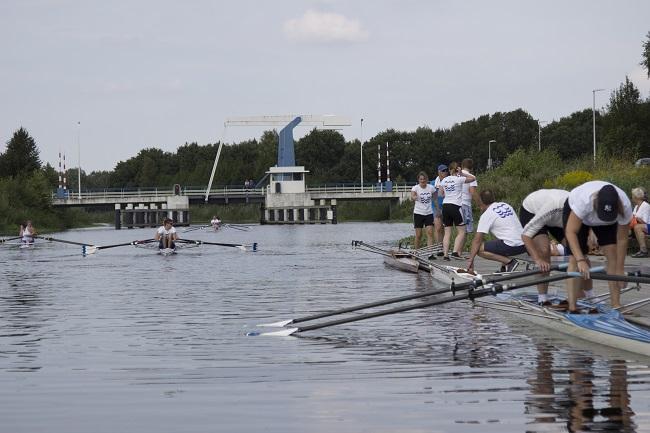 Junioren Asser Roeiclub roeien op Koningsdag voor LATER