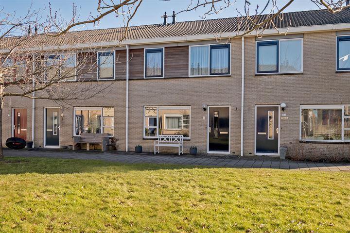 Te koop in Assen: ruime tussenwoning met vrijstaande houten berging