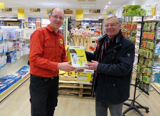 De heer Rosema wint raamwisser bij Hubo Vanderveen