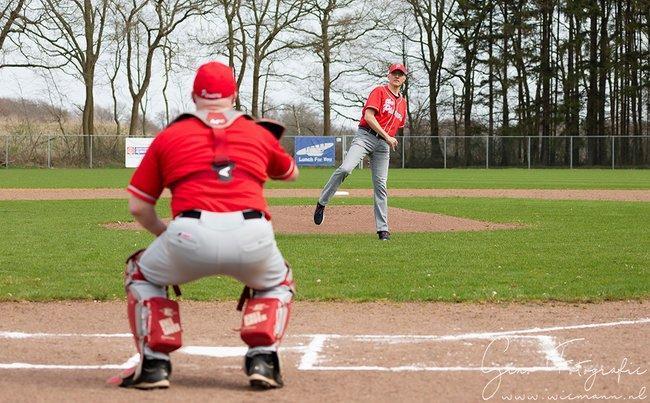 Honkbalseizoen gestart: Marco Out gooit first pitch