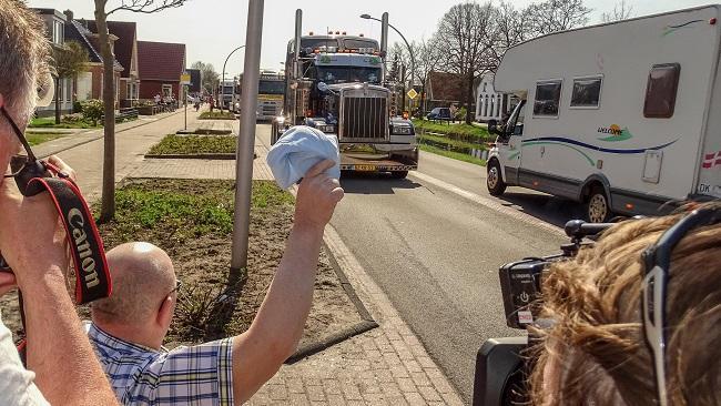 Colonne met vrachtwagens als eerbetoon voor zieke trucker (Video)