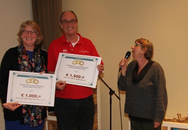 Asser Odd Fellows delen twee cheques uit