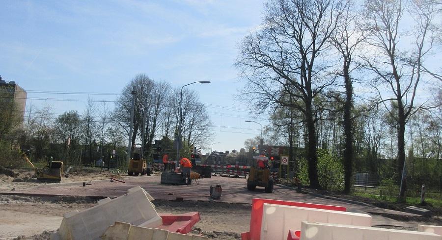 Straatwerk bij overweg Pelikaanstraat bijna klaar