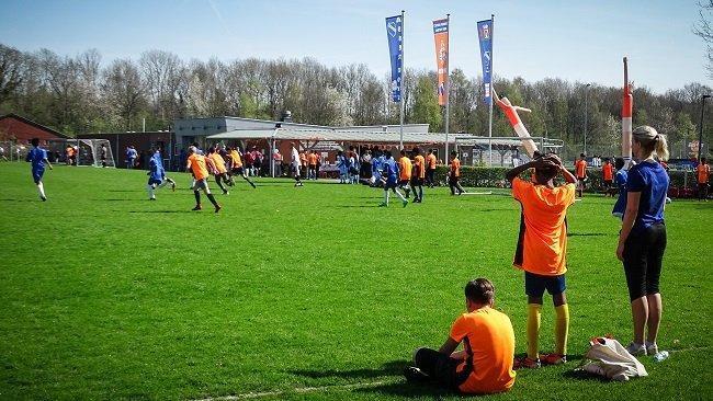 In beeld: voetbaltoernooi voor vluchtelingen bij Asser Boys
