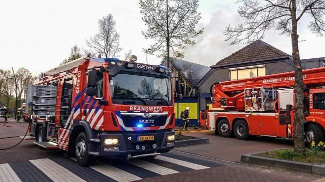 Grote brand bij supermarkt in Rolde (Video)