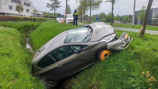 Auto botst tegen boom en belandt in sloot