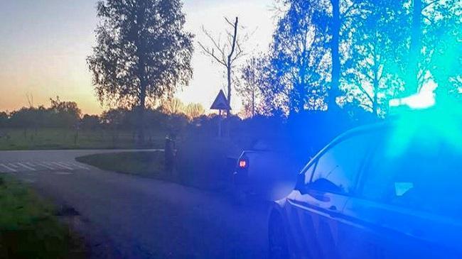 Automobilist botst na achtervolging tegen boom in Peize