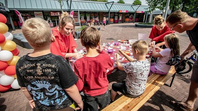 Kinderen versieren koekharten voor moederdag