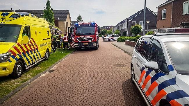 Brandweer redt kindje uit voetbaldoel in Kloosterveen