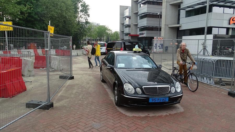 Taxichauffeurs parkeren op stoep bij station: gemeente gaat in gesprek