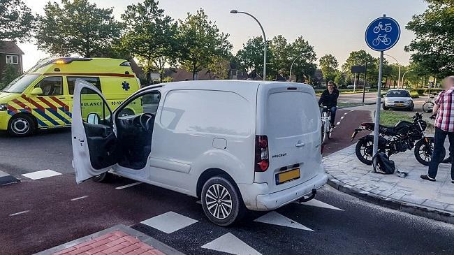 Auto rijdt scooter aan in Bovensmilde