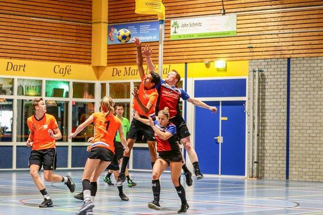 In beeld: Oranje U17 op bezoek bij AVO in Assen