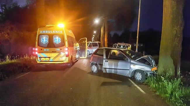 Auto botst tegen boom na aantrekken van handrem (Video)