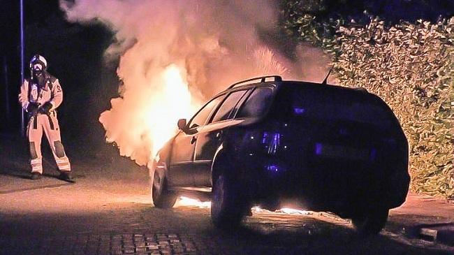 Auto brandt uit in Marconistraat (Video)