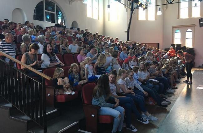 Noord-Drentse kinderkoren presenteren zich tijdens Meezingconcert in Assen