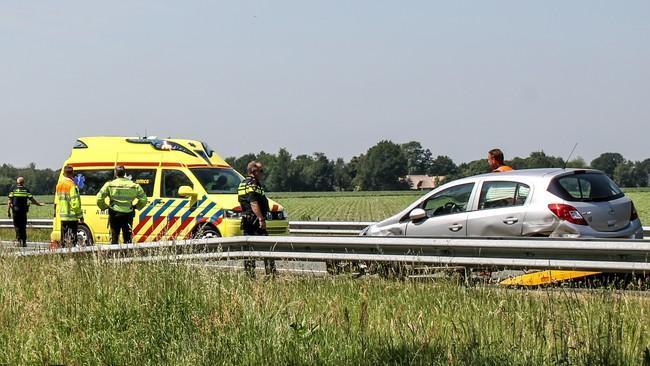 Auto belandt op zijkant op N33