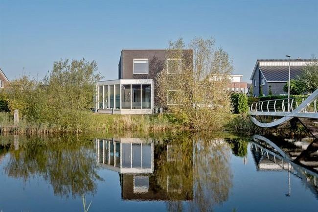 Te koop in Assen: villa met werk- en speelkamer aan het water