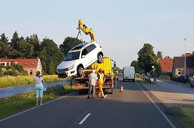 Auto raakt te water in Norgervaart bij Huis ter Heide