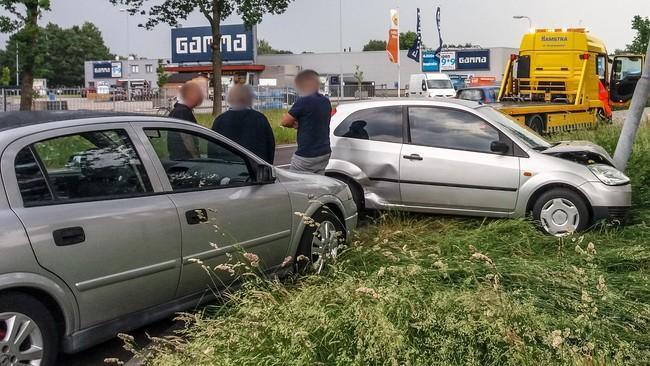 Autos botsen na voorrangsfout