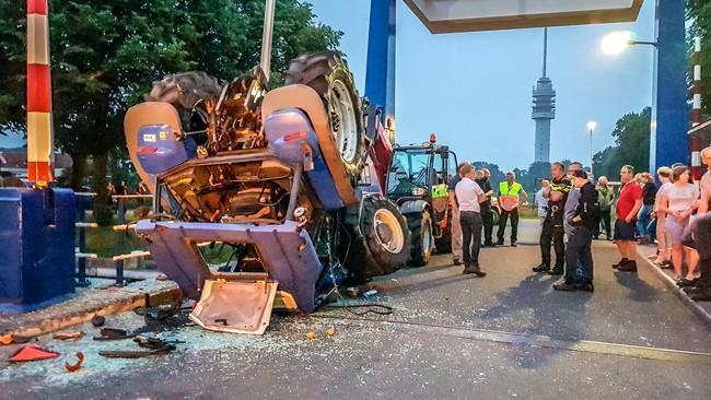 Tractor belandt op de kop in Hoogersmilde (Video)