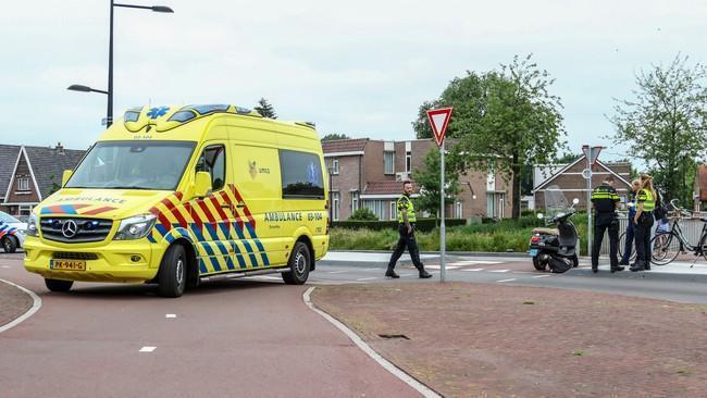 Vrouw gewond bij aanrijding tussen scooter en fiets