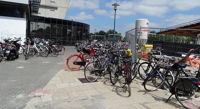 Puinhoop bij fietsenstalling door missen van aanduidingen bij station