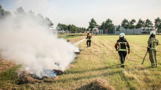 Gemaaid gras op Messchenveld in de brand gestoken