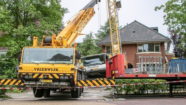 Bouwkraan op Dr. Nassaulaan weggezakt (Video)